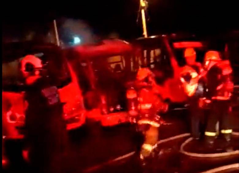 Este es el segundo caso de buses quemados que ocurre contra la empresa de transporte La Esperanza en las últimas semanas. FOTO: CAPTURA TOMADA DEL VIDEO 