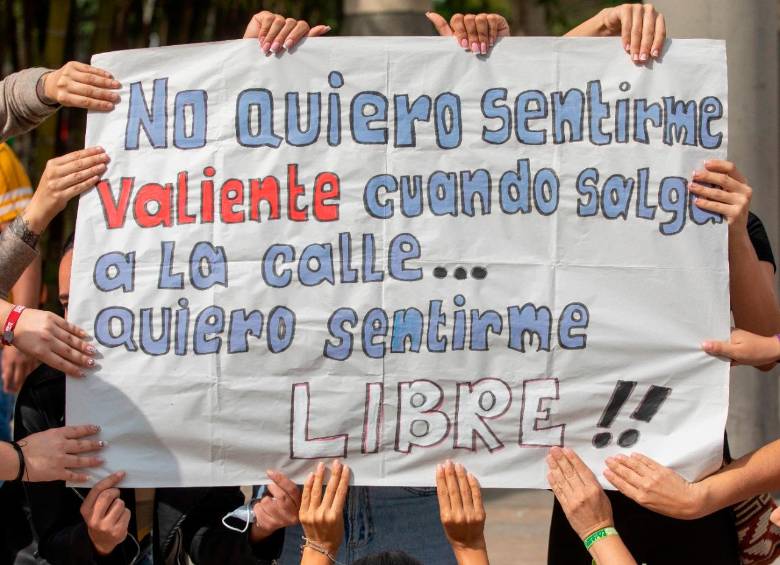 Cerca de 20 mujeres se dieron cita en el Parque de las Luces para rechazar los ataques con escopolamina en la ciudad. FOTO Edwin Bustamante