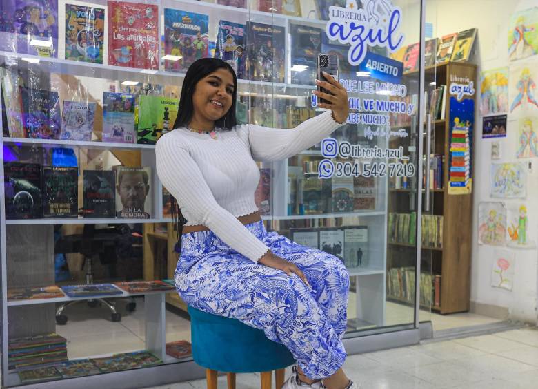 Yajaira Morelo Londoño a las afueras de su librería en el municipio de La Estrella. FOTO Manuel Saldarriaga