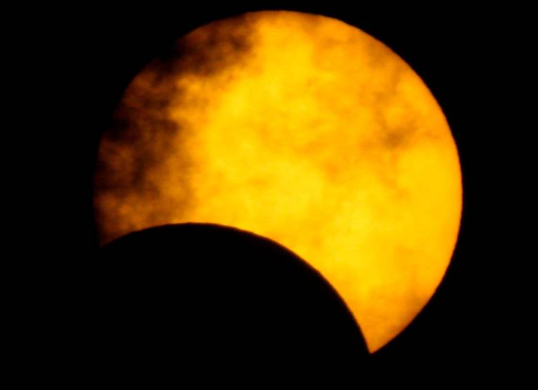 Este eclipse ocurre cuando la Luna se ubica en medio de la Tierra y la luz del Sol. FOTO: HENRY AGUDELO.