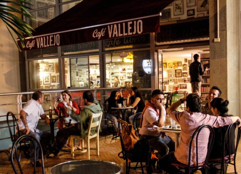 Las personas disfrutaban en la noche de este espacio entre café, cervezas, conversaciones y libros. FOTO: Archivo El Colombiano. 