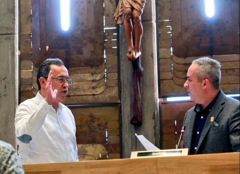 Alfonso Prada Gil (izq.) se posesionó ante la Asamblea de Antioquia y estará a cargo de las decisiones departamentales sobre los puertos de Urabá. FOTO: CORTESÍA GOBERNACIÓN DE ANTIOQUIA