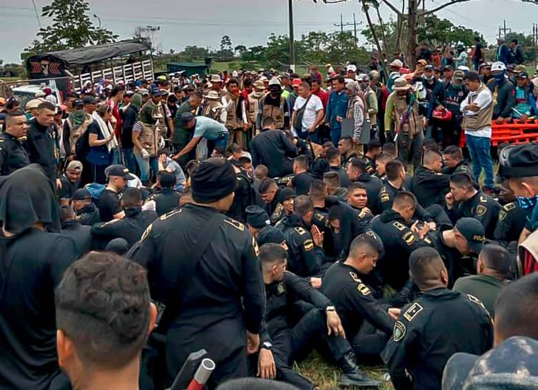 Pelea entre campesinos y Esmad deja 2 muertos y 75 policías secuestrados