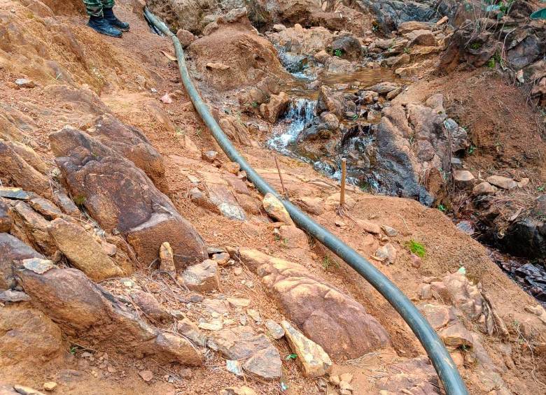 Una red de varios kilómetros, que se alimenta de los nacimientos de agua del Quitasol, abastece a través de tubos al “barrio” Ciudad Perdida. FOTO: Cortesía.