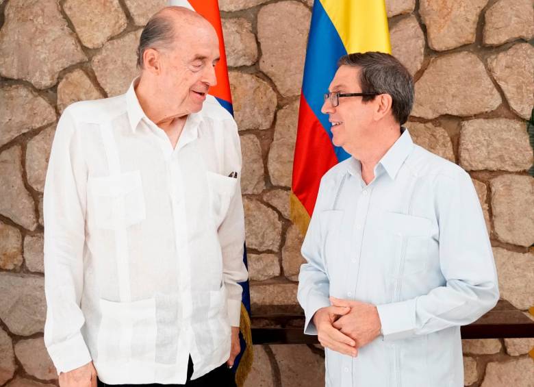El canciller colombiano, Álvaro Leyva, y su par cubano, Bruno Rodríguez, en su primera reunión en Cuba. FOTO: TWITTER El canciller colombiano, Álvaro Leyva, y su par cubano, Bruno Rodríguez, en su primera reunión en Cuba. FOTO: TWITTER