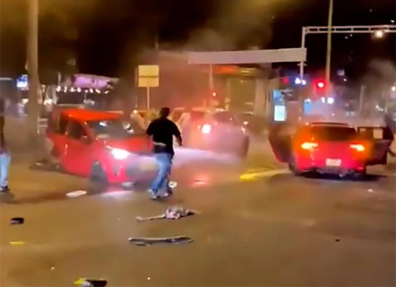 El fuerte accidente cerró la vía de occidente a oriente mientras se retiraba lo que quedó de los autos. Los lesionados fueron trasladados a cuatro centros asistenciales de la ciudad. FOTO Cortesía.