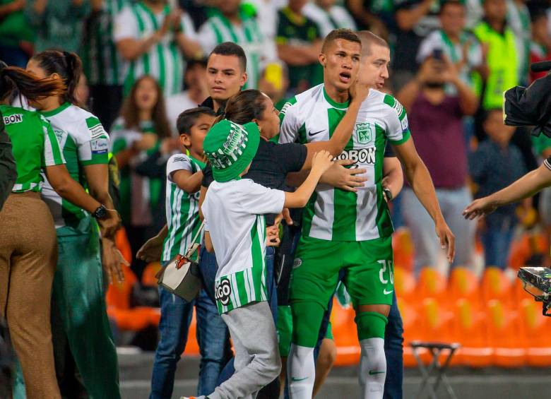 Nelson Deossa, tras el abrazo con su madre en el pasado juego de Nacional con Huila. FOTO esneyder gutiérrez 