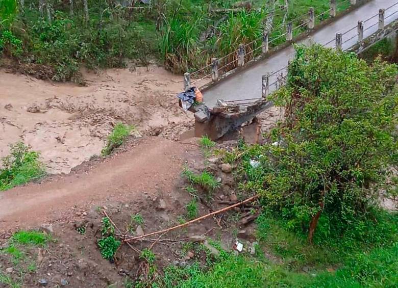 En Abriaquí hubo afectaciones a un puente. FOTO CORTESÍA