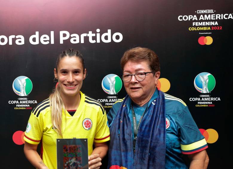 Daniela Montoya junto a Amparo Maldonado. FOTO CORTESÍA 
