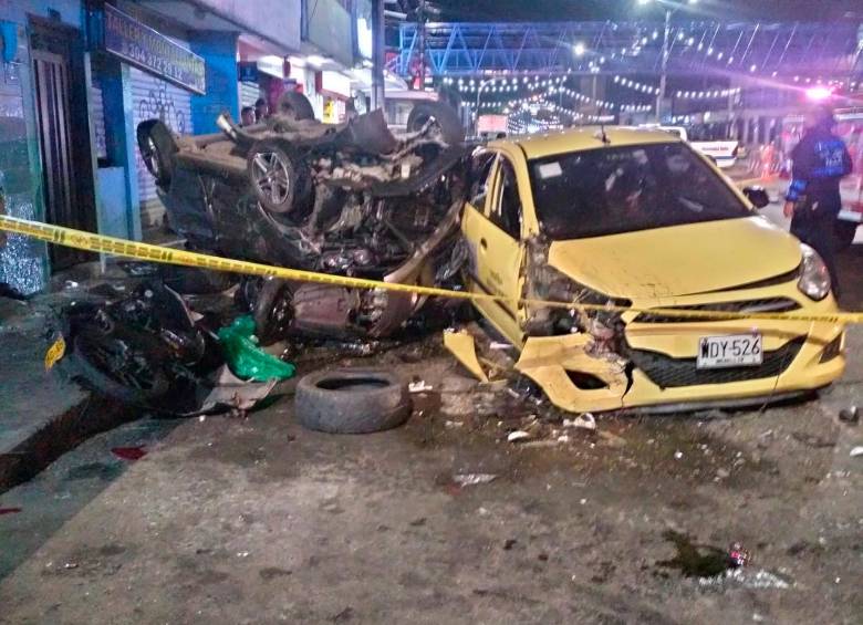 El conductor del vehículo particular perdió el control y al volcarse se fue contra un montallantas, provocando la muerte de una persona y dejando a otras dos lesionadas. FOTO: CORTESÍA