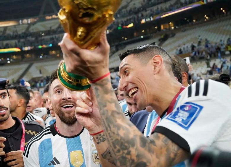 El momento en el que DI María le explica a Messi que la Copa que tuvo en sus manos no era la réplica oficial. FOTO: TOMADA DEL INSTAGRAM DE @ferdelaorden