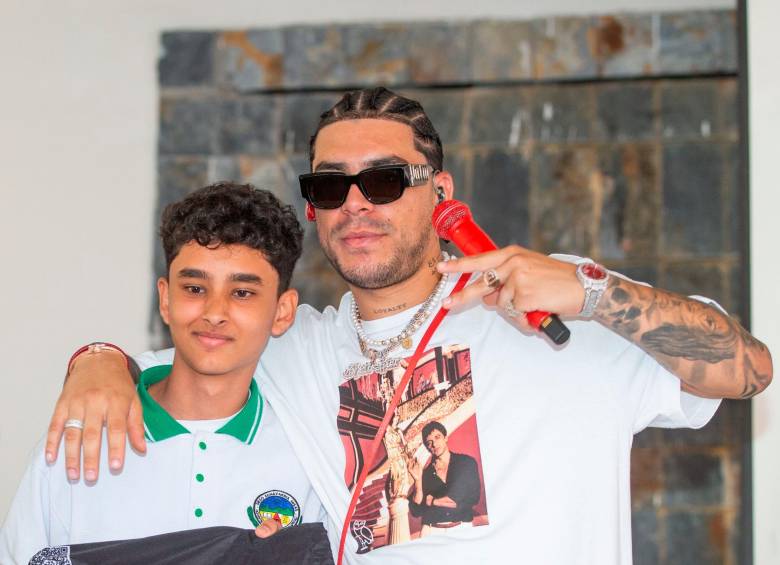 Los estudiantes querían foto con su ídolo, el que recorrió esas mismas aulas de clase. FOTO Esneyder Gutierrez