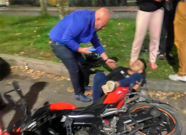 Momento en el que el funcionario Alejandro Pulgarín atropelló a un motociclista en Itagüí. FOTO Cortesía