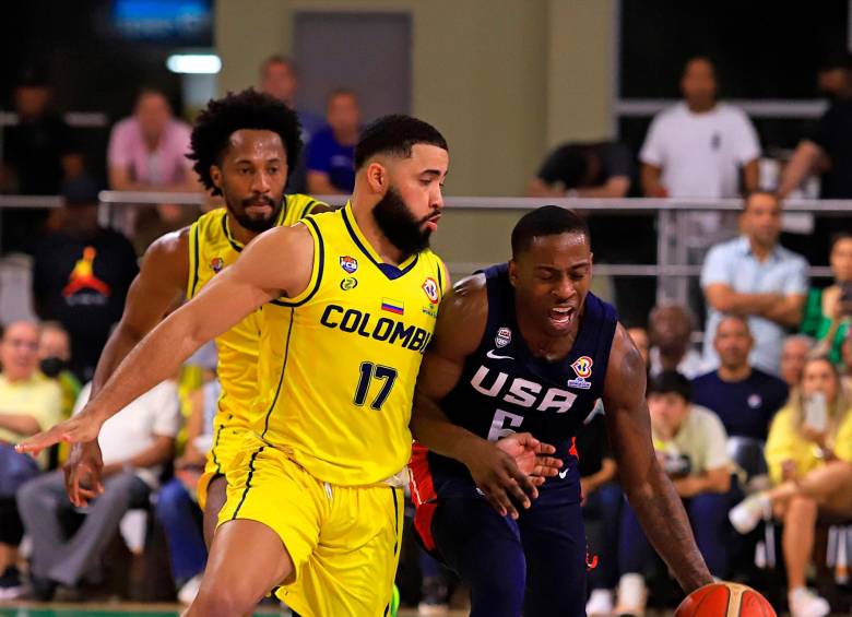 Romario Roque de Colombia (izquieda) disputa el balón con McKinley Wright IV de Estados Unidos (derecha) , durante un partido por las Eliminatorias al Mundial de Baloncesto FOTO efe 