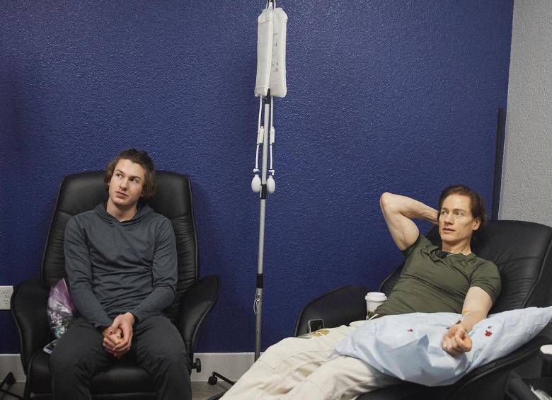 Padre e hijo en el proceso de transfusión de sangre. FOTO: Instagram bryanjohnson_