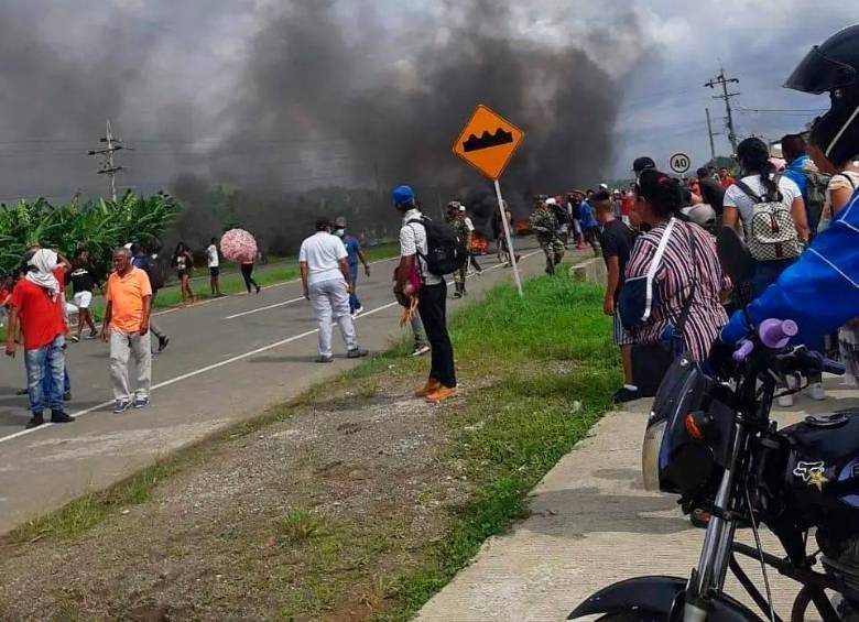 Tanto en Carepa como en Turbo se presentaron protestas para pedir mejoras viales, de salud y alcantarillados. FOTO CORTESÍA DENUNCIAS ANTIOQUIA2