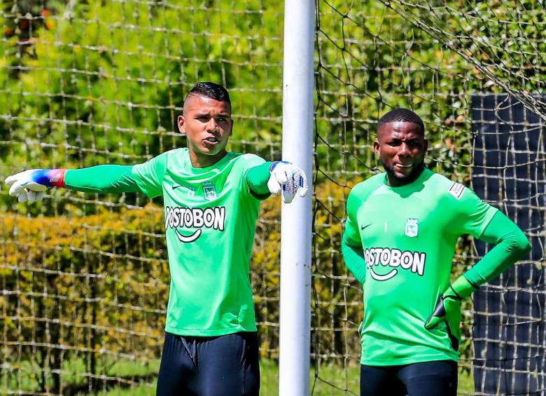 El guardameta Harlen Castillo (derecha) tiene 29 años y acumula 142 partidos en el fútbol profesional, todos con Pereira; mientras que Kevin Mier tiene 22 años y ajusta 31 juegos como profesional FOTO Jaime Pérez 