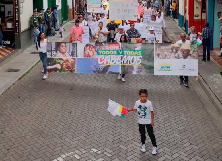 Los marchantes llevaban pancartas y pendones; algunos de ellos lucían logos de la minera. FOTO: Cortesía.