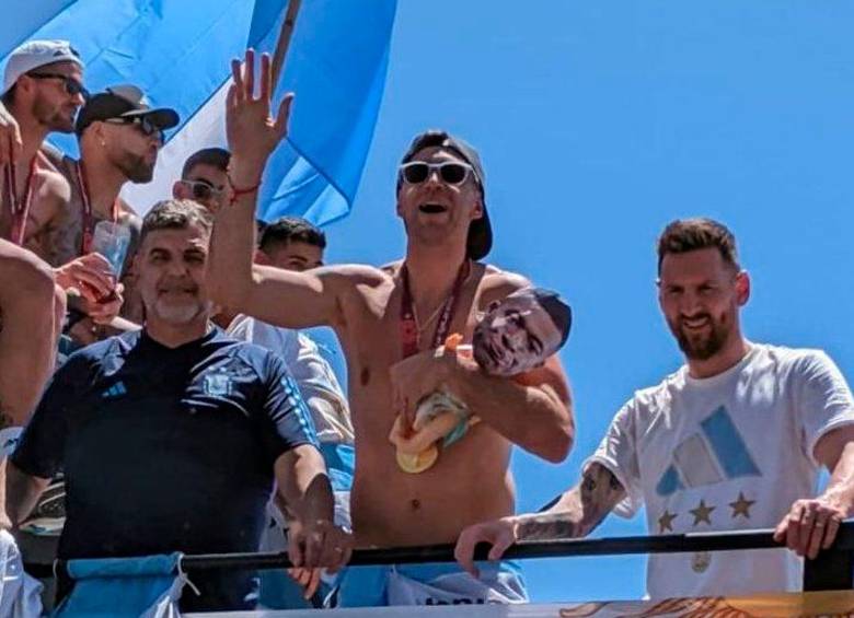 Este fue el momento en el que el “Dibu” Martínez es captado con un muñeco con el rostro de Kilyan Mbappé. FOTO: TOMADA DE TWITTER @elchiringuitotv