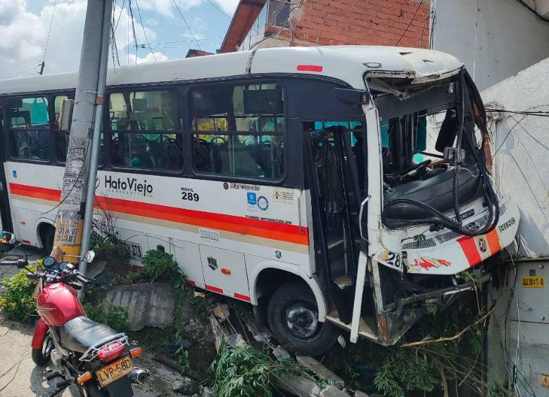 Así quedó el bus tras el choque. Foto: Cortesía. 