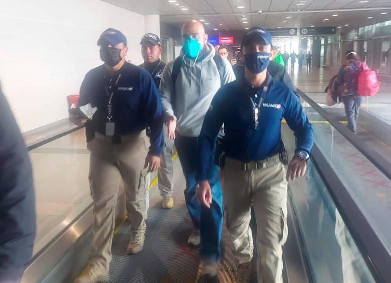 El coronel Benjamín Núñez llegó a Bogotá en vuelo procedente de México. FOTO: MIGRACIÓN COLOMBIA
