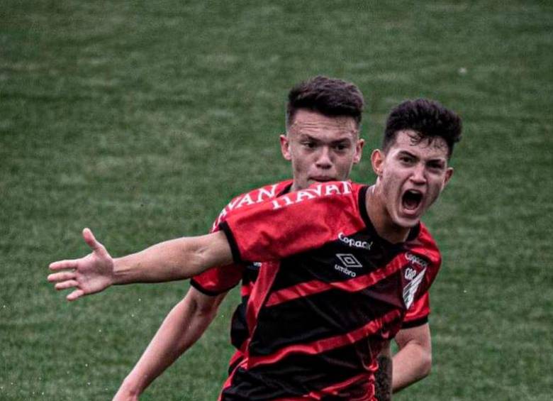 Jader Barbosa festejando uno de los goles que logró con el Paranaense. Sería anunciado este miércoles como refuerzo verde. FOTO @AthleticoPR