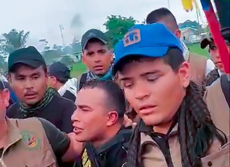 Pelea entre campesinos y Esmad deja 2 muertos y 75 policías secuestrados