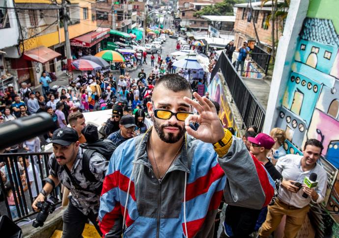 Manuel Turizo recorrió las calles de la comuna 13 en las que comenzó su carrera. FOTO: Jaime Pérez