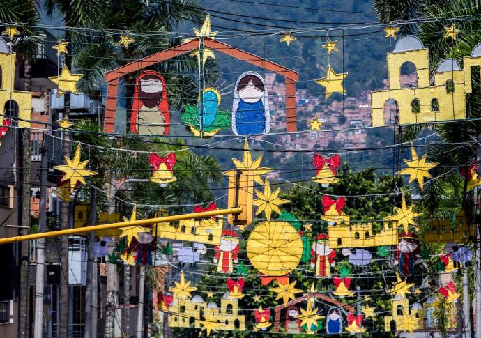 Una grata sorpresa causa entre los peatones y conductores que transitan por el parque de Envigado al encontrar listo los adornos navideños. Foto: Camilo Suárez