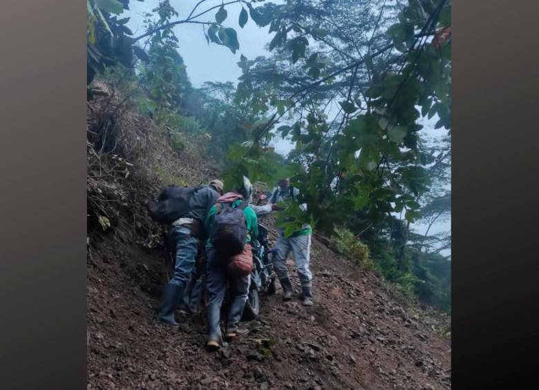 Las comunidades de las veredas afectadas tratan de pasar, como pueden, por el sitio del deslizamiento. FOTO: CORTESÍA-DAGRAN