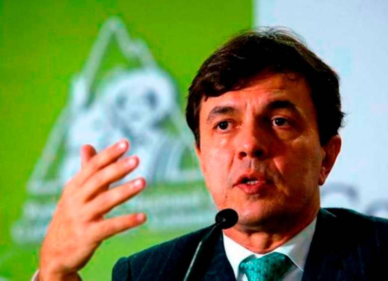 Al hoy expresidente de la Federación de Cafeteros, Roberto Vélez, le pidieron la carta de renuncia por teléfono. FOTO Colprensa.