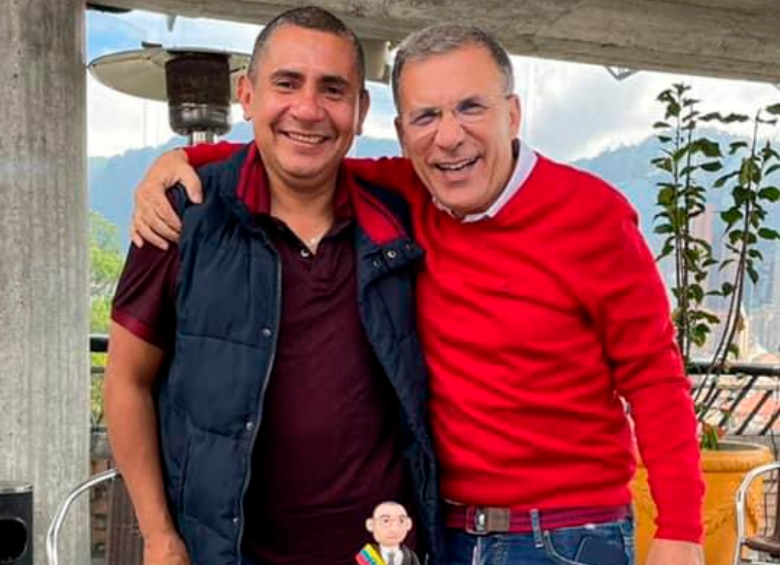 Pese a que Roy Barreras trató de mostrarse distante de John Jairo Uribe (el denunciado), hay imágenes que demuestra que ha sido un asesor de su entera confianza en los últimos años. FOTO CORTESÍA
