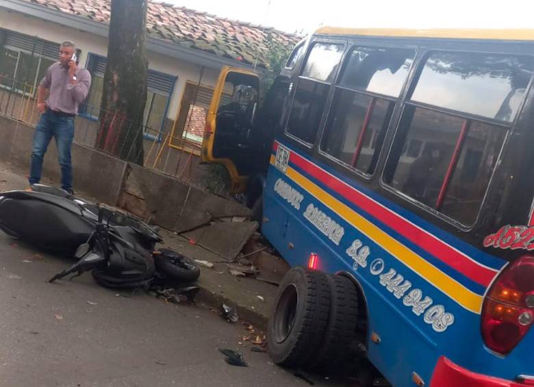 Este accidente, registrado en el barrio Santa Mónica, se originó por una falla en el eje trasero del bus, al cual se le desprendieron dos de sus ruedas. FOTO: CORTESÍA