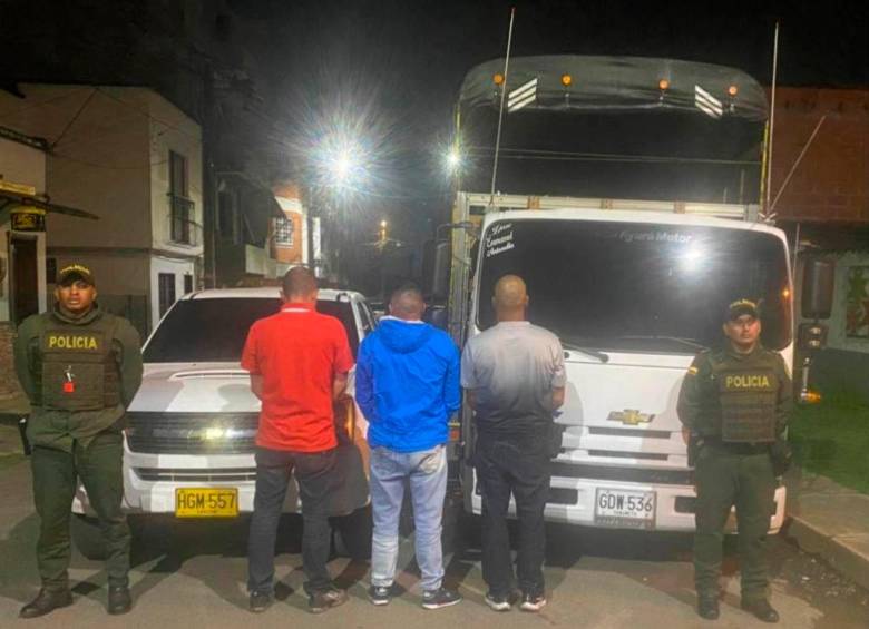 Los tres hombres implicados en la persecución quedaron detenidos. FOTO: Cortesía.