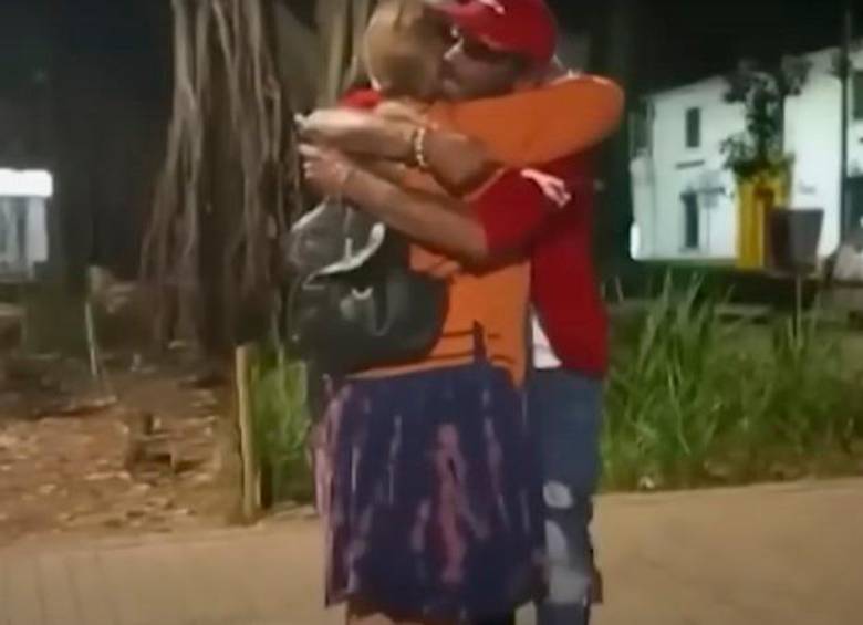 Momento del encuentro entre Leticia Nohemí Martino y su hijo Nahuel Tabaré Abud Martino. FOTO: CAPTURA DE VIDEO