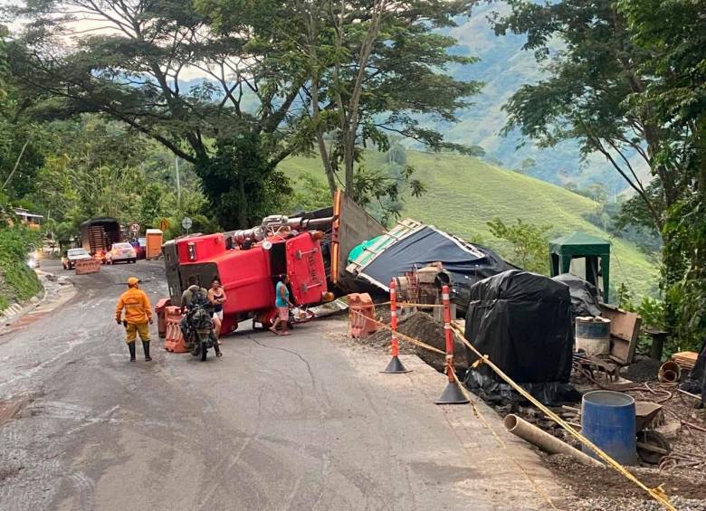El volcamiento de este tractocamión se presentó en la vía Llanos del Cuivá-Tarazá. FOTO: CORTESÍA DENUNCIAS ANTIOQUIA