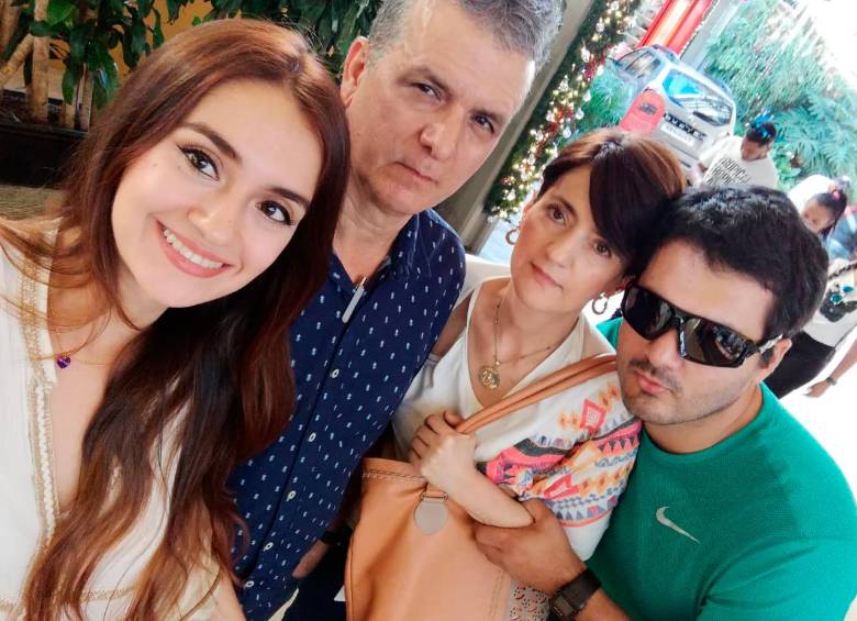 Sandra (izq.) con su padre, su madre y su hermano. FOTO Cortesía