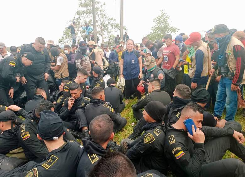 Los uniformados estuvieron retenidos por 36 horas, uno de ellos murió por las heridas de una puñalada en el cuello. FOTO CORTESÍA 