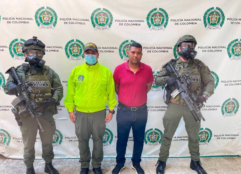 El médico Carlos Rosero Angulo (de rojo) se declaró inocente de las imputaciones de la Fiscalía. Fue enviado a prisión. FOTO policía