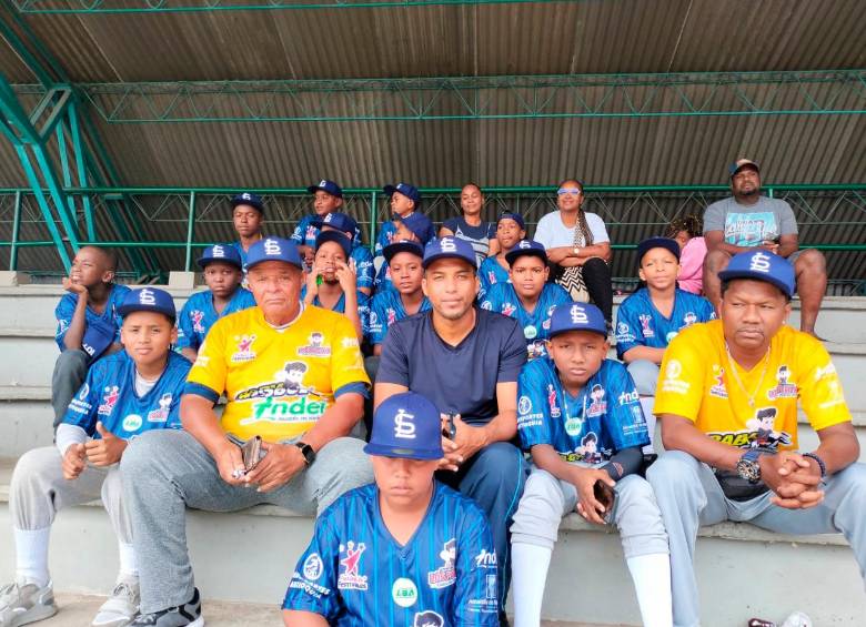 Este es el grupo que representa a San Andrés en el béisbol del Festival de Festivales. FOTO Cortesía Los paisitas