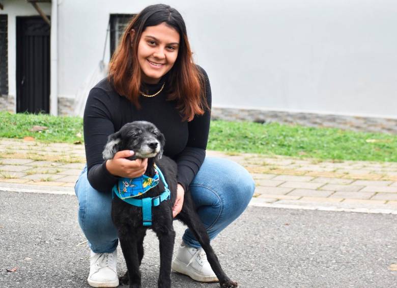 Juliana Hernández Galeano es la adoptante de Lennon, quien fue rescatado por abandono en el corregimiento de Altavista hace 12 años, cuando apenas tenía 25 días de nacido. FOTO CORTESÍA