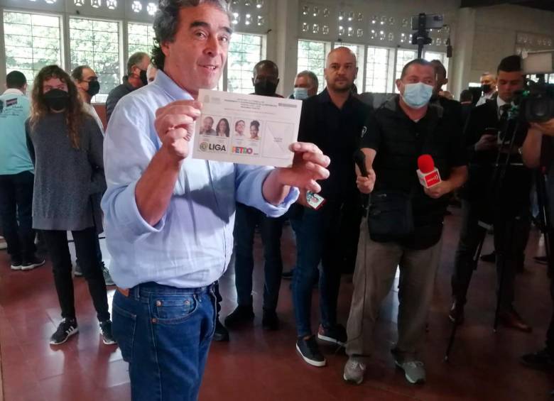 Sergio Fajardo votó en blanco en el Inem de El Poblado, en Medellín. FOTO: MANUEL SALDARRIAGA