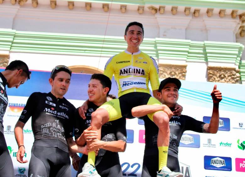Aldemar logró uno de los triunfos más importantes en su carrera deportiva. Lo acompañan en el podio Óscar Sevilla (izquierda), Javier Jamaica (centro) y Fabio Duarte. FOTO CORTESÍA DIEGO GIRALDO
