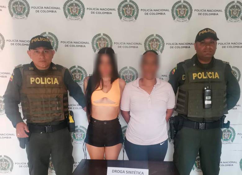 Estas son las dos mujeres que fueron detenidas por intentar ingresar cocaína rosada dentro de comida a la estación de Policía de Girardota. FOTO: CORTESÍA