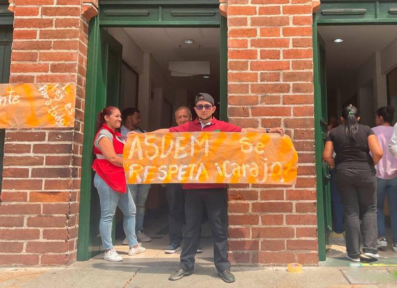 El viernes hubo un plantón en la Secretaría de Educación, que lidera Alexandra Agudelo, a quien los maestros le piden solución. FOTO cortesía