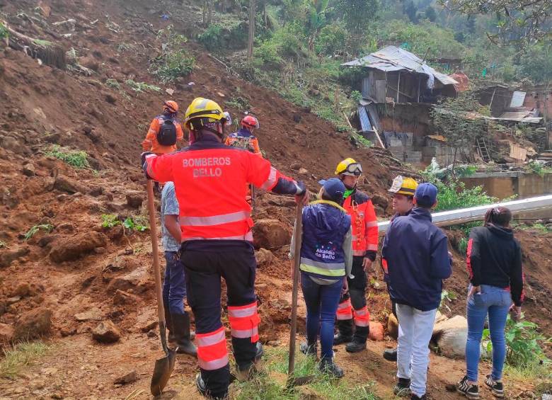 Los organismos de socorro avanzan en la búsqueda de por lo menos una persona que estaba en la vivienda al momento del deslizamiento. FOTO: CORTESÍA
