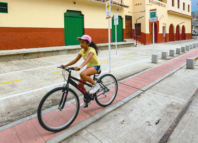 Los antiguos rieles del ferrocarril en Bolombolo se convirtieron en un agradable sendero de siete kilómetros que bordea el río Cauca. FOTO MANUEL SALDARRIAGA