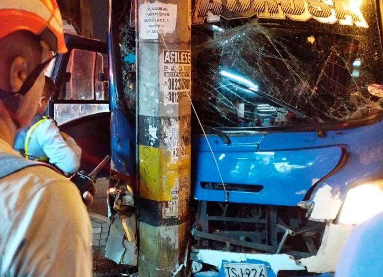 Así quedó la buseta tras el accidente contra otro automotor de transporte público.