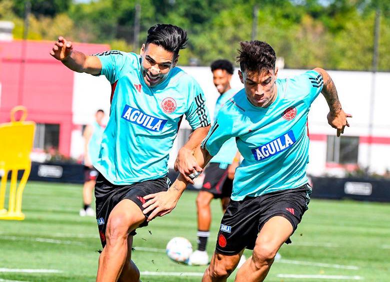 Jorge Carrascal y Juan Guillermo Cuadrado, juventud y veteranía en la Selección Colombia durante la práctica del martes. FOTO FCF 