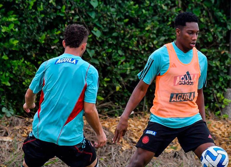 El lateral Juan José Mina (peto naranja), que milita en el Deportivo Cali, es una de las cartas fuertes de Colombia. FOTO cortesía fcf